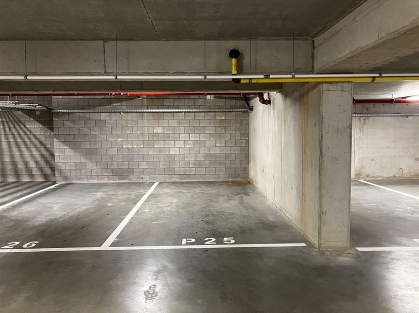 3 ondergrondse staanplaatsen beschikbaar<br />
In deze parkeergarage bieden we nu enkele staanplaatsen te koop aan:<br />
P19 voor  €25.000<br />
P26