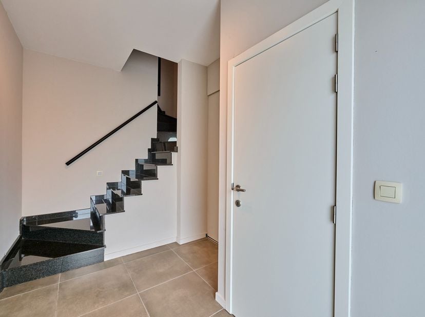 Op zoek naar een moderne, energiezuinige gezinswoning zonder zorgen? Deze instapklare woning uit 2022 combineert ruimte, comfort en een goede ligging,