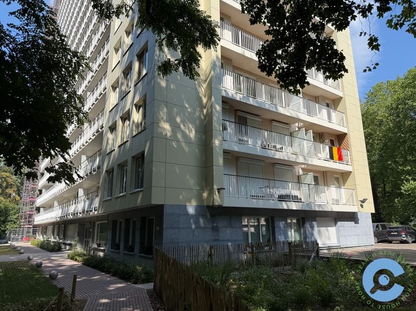 Dit instapklaar appartement is gelegen op de eerste verdieping van een goed onderhouden gebouw op De Roest d’Alkemadelaan. Winkels, restaurants, openb