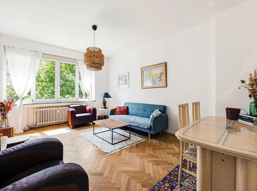 Victoire-Junot a le plaisir de vous présenter ce magnifique appartement idéalement situé dans le très recherché quartier LepoutreBrugmann. Niché au 2