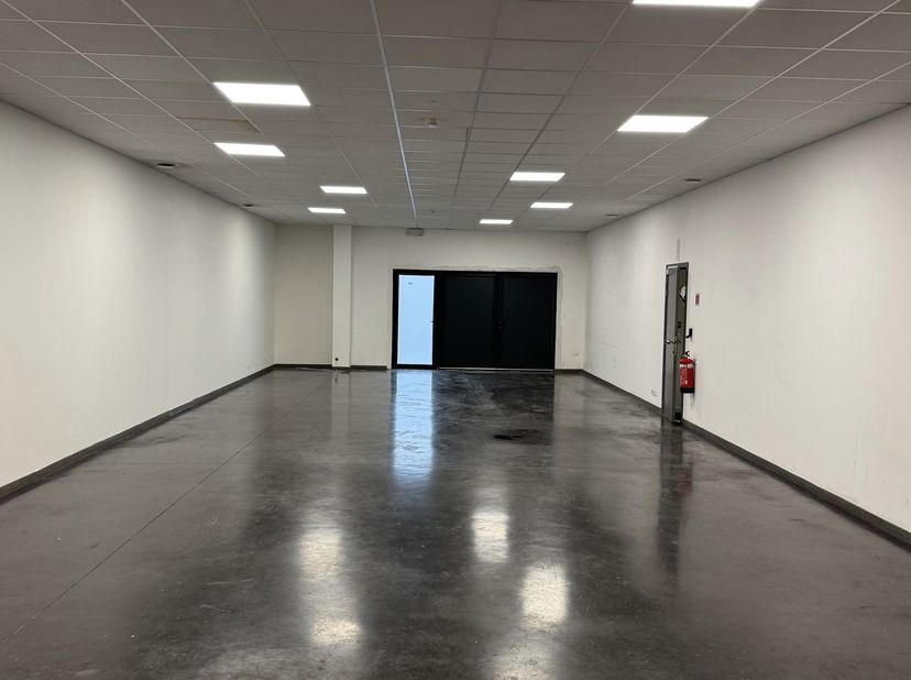 Espace intérieur aménageable en fonction de l'activité, en accord avec le propriétaire<br />
UNIQUE PROCHE DE Wavre - IDEAL POUR STOCKAGE ET ATELIER +