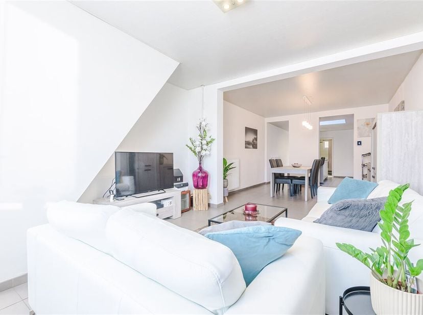 Instapklare woning in prachtige Arendonk te koop!<br />
Je komt de woning langs de zijkant binnen. Aansluitend heb je een ruime lichtrijke leefruimte