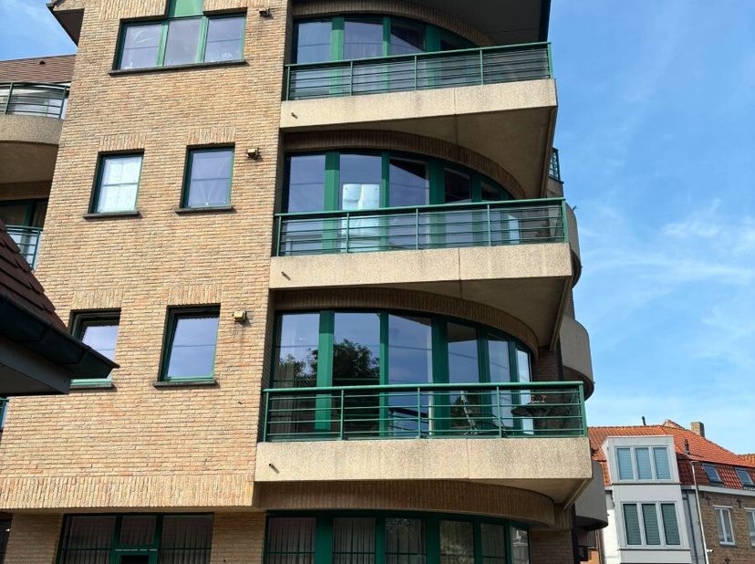 Appartement te huur in het centrum van Diksmuide, vlak bij het park en alle dagelijkse voorzieningen. Dit appartement combineert een centrale ligging