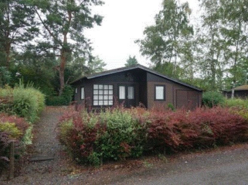 CHALET<br />
<br />
Chalet à rénover à vendre dans le village de vacances Les Brûlins à Tellin.<br />
Cette charmante maison de vacances est le point