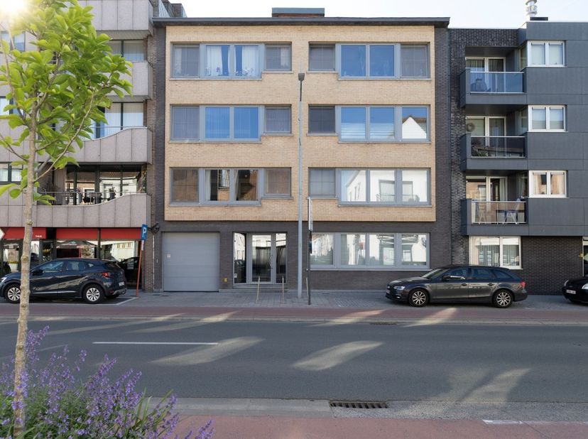 Ruim gelijkvloers appartement van 124 m2, centraal gelegen in centrum Eeklo.<br />
Huurprijs: 870 euro/maand + 75 euro gemeenschappelijke kosten.<br /