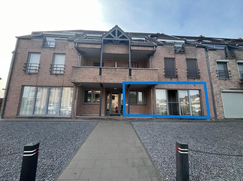 Dit 1 slaapkamerappartement vinden we terug aan de Muggenstraat in Munsterbilzen.<br />
Een open leefruimte waar de keuken en de living naadloos in el