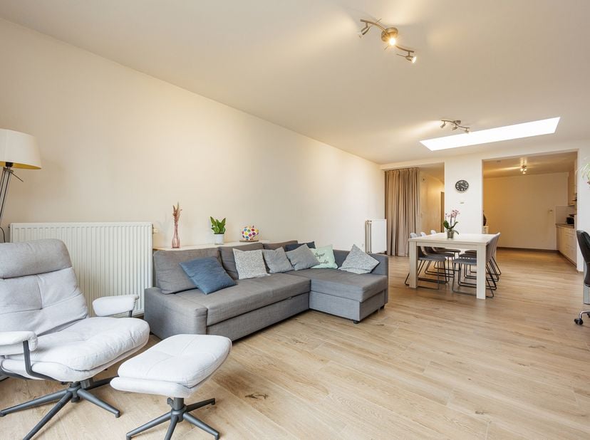 Gunstig gelegen woning met drie slaapkamers en stadstuintje<br />
B label I volledig vernieuwd I goedgekeurde elektriciteit tem 2040<br />
Goed gelege