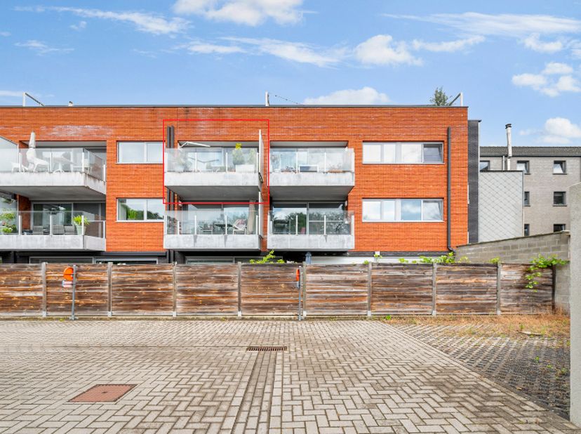 PRACHTIG afgewerkt luxe appartement op een TOP ligging&amp;nbsp;<br />
2 de verd met lift&amp;nbsp;<br />
Het appartement&amp;nbsp; beschikt over hoogwaardige, op