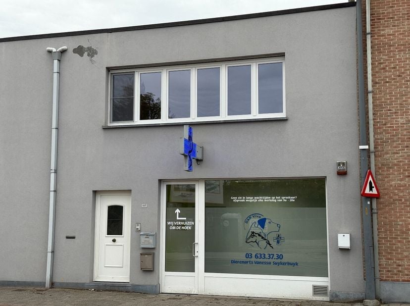 Dit multifunctioneel handelspand is ideaal gelegen nabij Hogebaan, het centrum van Sint-Job-in-'t-Goor, met in nabijheid diverse winkels, scholen, de