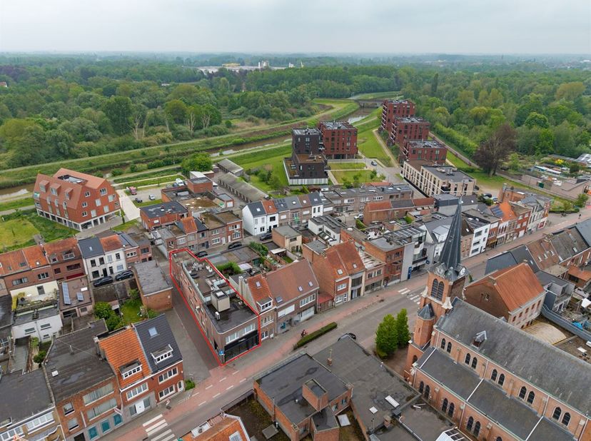 Het pand bestaat uit twee afzonderlijke delen.<br />
Het handelsgelijkvloers diende als bakkerij, gecombineerd met een broodjeszaak. Bij binnenkomst w