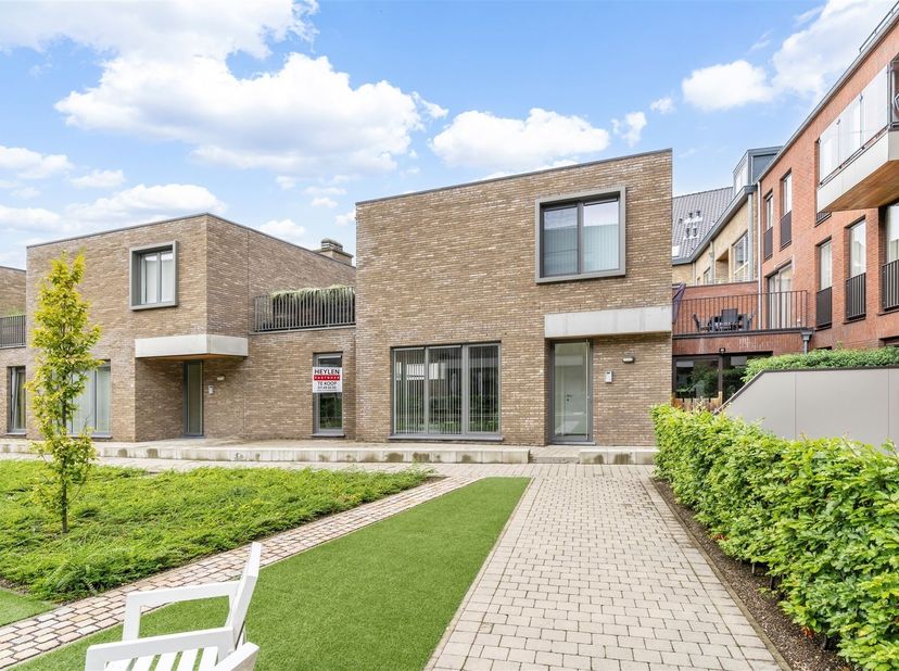 Te Huur in het centrum van Diepenbeek<br />
<br />
Ligging: Het gelijkvloerse appartement is uitstekend gelegen in het midden van het centrum van Di