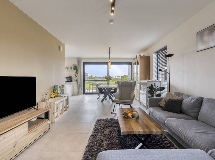 Deze instapklare woning combineert comfort, ruimte en een rustige ligging nabij Ieper. Dankzij de praktische indeling en moderne voorzieningen is dit