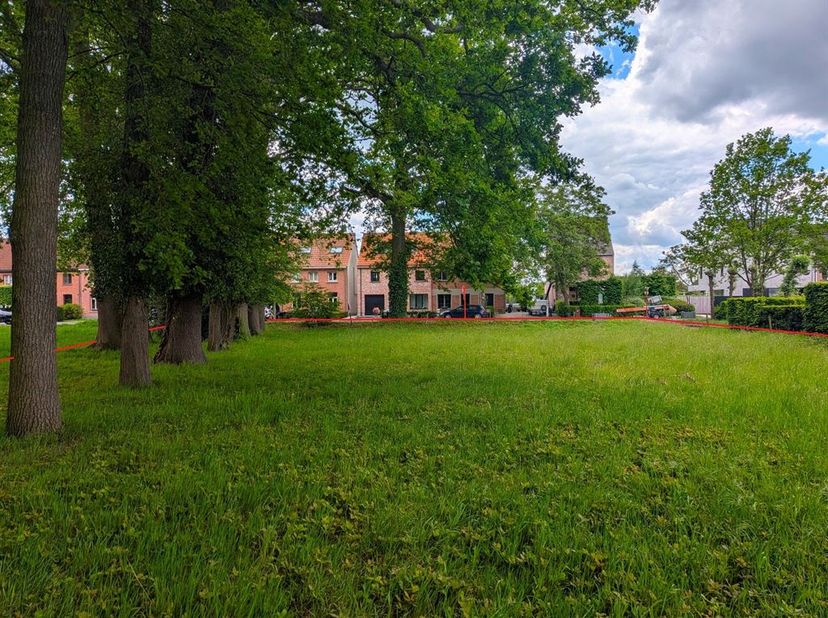 Terrain de 3.000m² pour un développement ouvert. Le terrain est situé à la limite 's-Gravenwezel / Schoten / Wijnegem. Il s'agit d'un terrain ouvert a