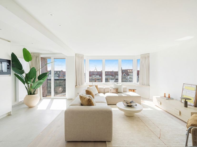 Dit groot (woon)appartement is goed en zonnig gelegen op de Graaf d'Ursellaan te Knokke-Heist.<br />
<br />
Indeling: Grote inkomhall met vestiaire, g