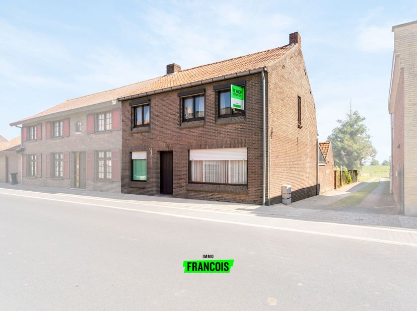Op zoek naar een ruime woning met renovatiepotentieel en een bijzonder groot perceel? Deze halfopen woning in Haringe Bied met 155 m² bewoonbare opper