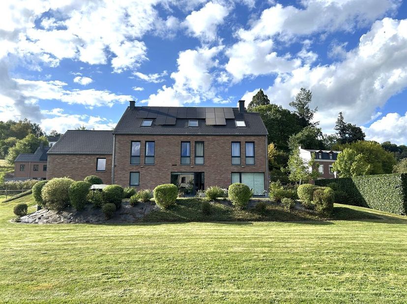 MCA Immobilier vous propose à la vente cette magnifique villa située à Hamoir proche de toutes les commodités et à seulement 10 minutes de Durbuy. Cet