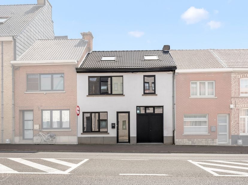 Deze stijlvol gerenoveerde woning uit 2022 combineert hedendaags wooncomfort met een uitstekende ligging nabij Leuven en alle dagelijkse voorzieningen