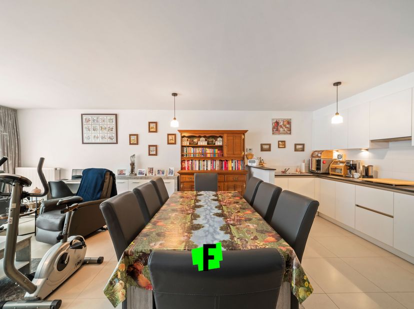 Vous cherchez un appartement prêt à emménager dans un emplacement de premier choix ? Alors cet appartement récent et bien entretenu au premier étage d