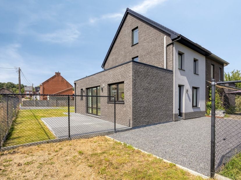 Deze nette woning kreeg een recente totaalrenovatie en omvat 3 slaapkamers. Hier woon je in een rustige straat nabij het centrum van Schoonderbuken.&amp;n
