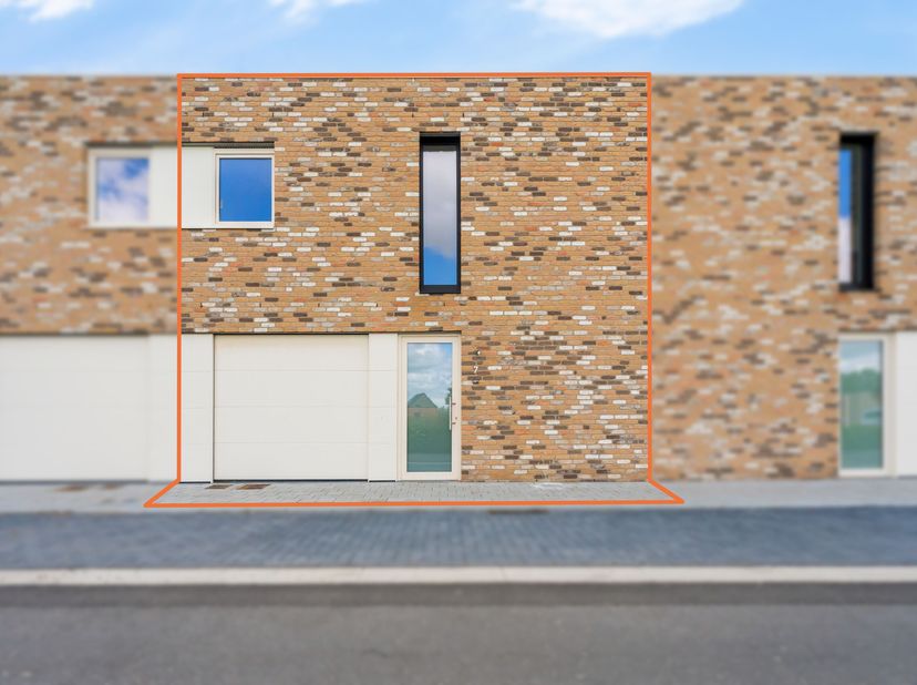 Deze nieuwbouwwoning is gelegen in een rustige residentiële verkaveling in de dorpskern van Proven.<br />
De woning is gelegen op wandelafstand van ba