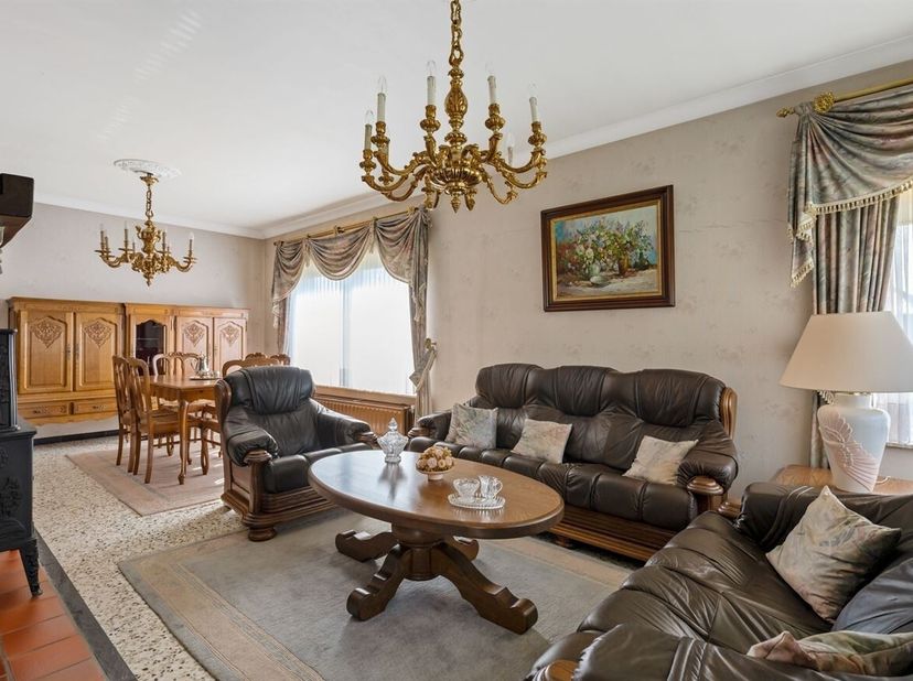 Open bebouwing met 3 slaapkamers op een ruim perceel van 15are 47ca, gelegen in het centrum van Geetbets. Deze verzorgde woning beschikt over een prak