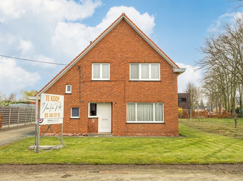 Gelegen op een aangename locatie bevindt zich deze steeds goed onderhouden doch te moderniseren woonst (bew. opp. 166m² welke uitbreidbaar is) met eno