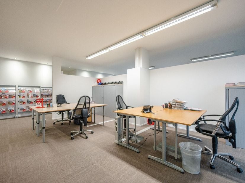 Lommel: Ruime handelsruimte (224m²) te koop. Gelegen op zichtlocatieIdeaal voor kantoren/ vrij beroepBeschikbaar in onderling overlegIndeling:Grote op