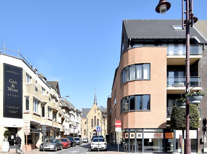 Au deuxième étage, au cœur de la Stationsstraat, se situe cet appartement spacieux et confortable avec vue dégagée et terrasse.<br />
Ici, vous vivez