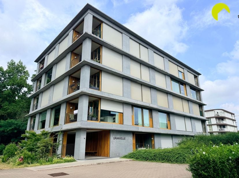 Appartement d'angle extrêmement lumineux et moderne !<br />
<br />
Cet appartement est situé dans un quartier résidentiel calme, dans l'immeuble Granv
