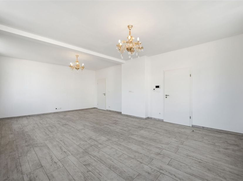 Ontdek dit betaalbare, instapklare appartement met balkon, uitstekend gelegen in de Frans Reyniersstraat, in het hart van het rustige Hombeek (zone 30