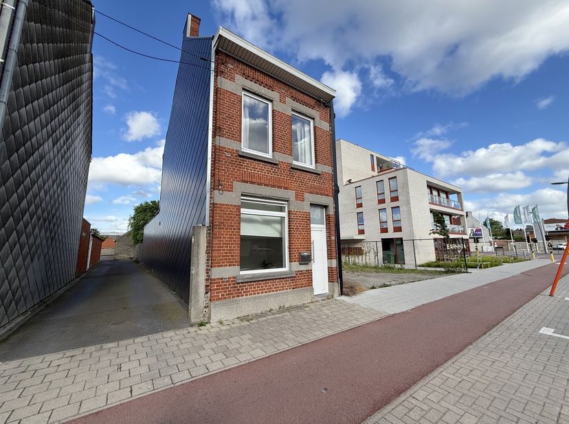 Ontdek deze verrassend ruime woning op een uitstekende ligging in Roeselare, gelegen aan de Westlaan 14. Dankzij de centrale locatie bevinden het stad