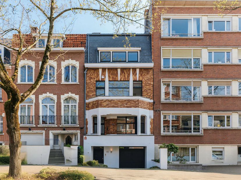 Victoire Junot biedt dit elegante vrijstaande huis aan, ideaal gelegen in de zeer gewilde wijk Coghen.<br />
Dit huis uit de jaren 30, volledig gereno