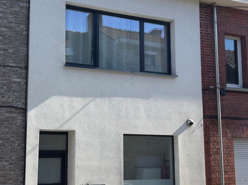 Découvrez cette charmante maison de 3 chambres, idéalement située. La maison bénéficie d'une excellente performance énergétique de 139 kWh (EPC B). À