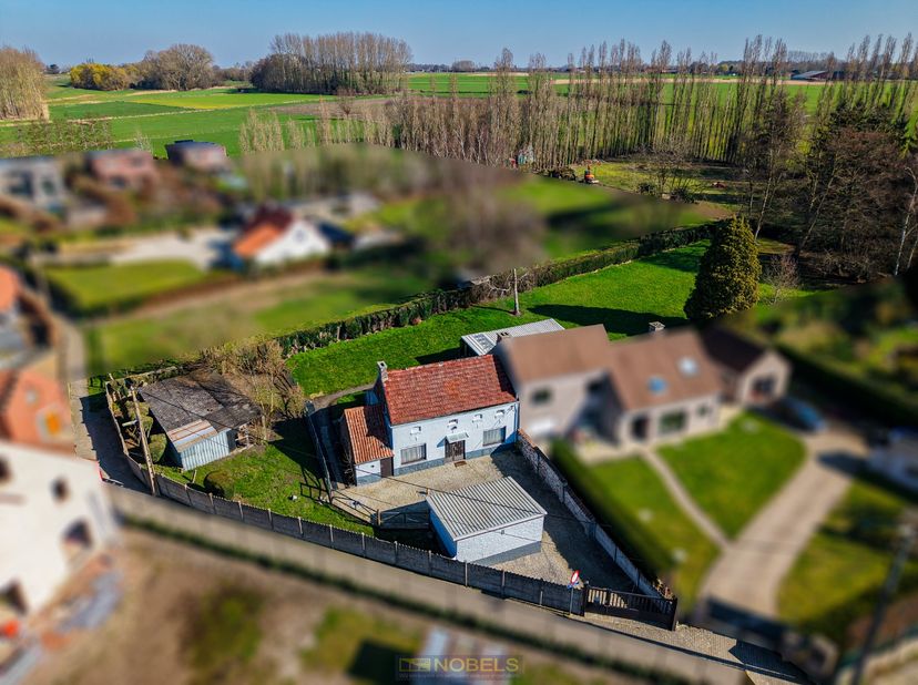 HALFOPEN BEBOUWING met RENOVATIEPOTENTIEEL, gelegen in een RUSTIGE en AUTOVRIJE STRAAT te Gavere, op KORTE AFSTAND van het CENTRUM en ALLE VOORZIENING