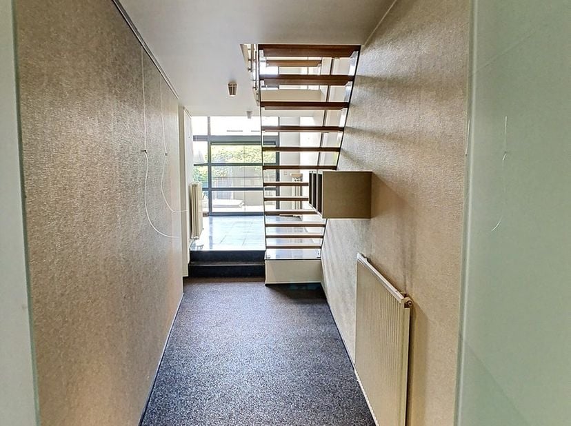 Op zoek naar een comfortabele en goed gelegen huurwoning in Hasselt? Dan is deze ruime bel-etagewoning aan de Kapellekensbampdstraat 35 zeker een bezo
