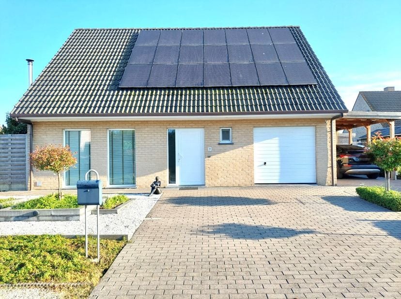 Ontdek deze lichtrijke, ruime en instapklare woning in een rustige buurt van Roeselare.Indeling:Gelijkvloers: inkom, zeer ruime leefruimte, volledig i