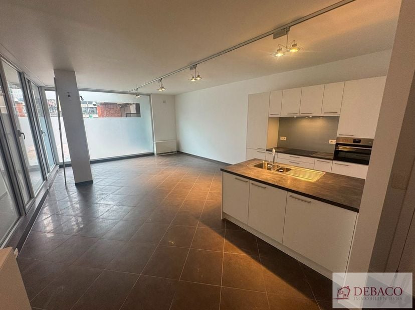 Mooi gelijkvloers appartement op gunstige locatie te Leuven!<br />
Dit appartement is voorzien van een inkomhal, een mooie lichtrijke leefruimte met o
