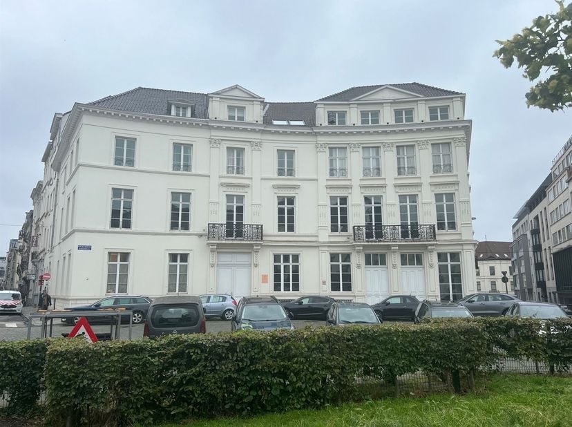 Compact 1 slaapkamer duplex appartement in een mooi &amp; recent gebouw op het gekende Barricadenplein. Momenteel is de het appartement verdeeld in een bu