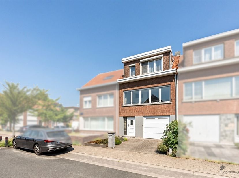 Op te frissen bel-etage met 3 slpk's in Schoten<br />
Bent u op zoek naar een woning die u volledig naar uw eigen smaak kunt moderniseren? Dan is deze