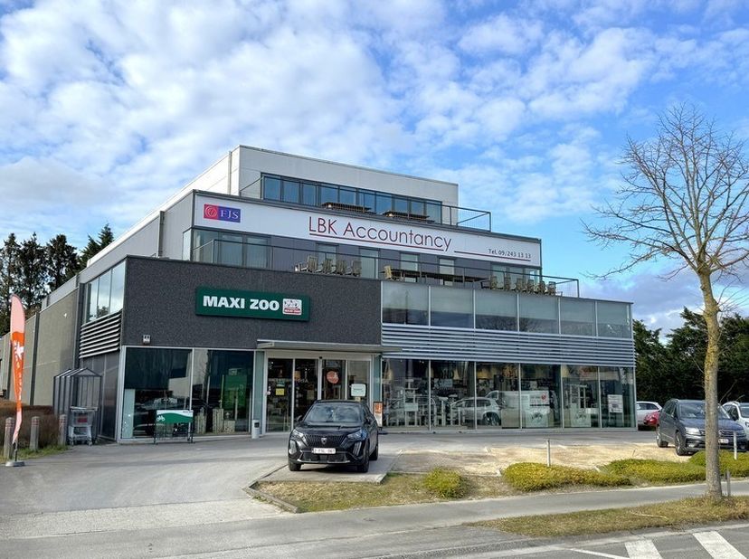 670m² kantoorruimte op 1ste verdieping met ruime parkeermogelijkheden<br />
Ligging: uiterst commercieel gelegen langs de Kortrijksesteenweg in Gent,