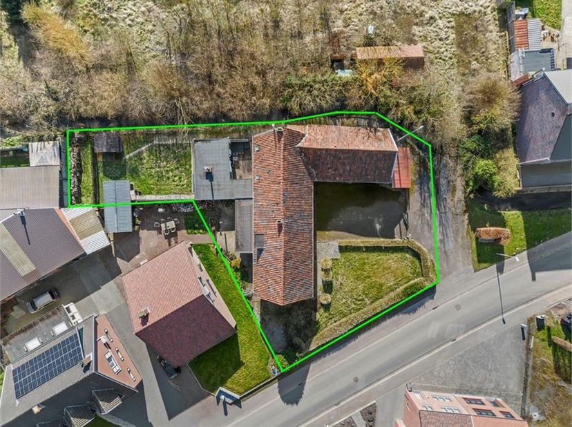 In Zepperen, een deelgemeente van Sint-Truiden, vinden we langs de Kasteelstraat ter hoogte van nummer 12 deze charmante fermette met veel potentieel