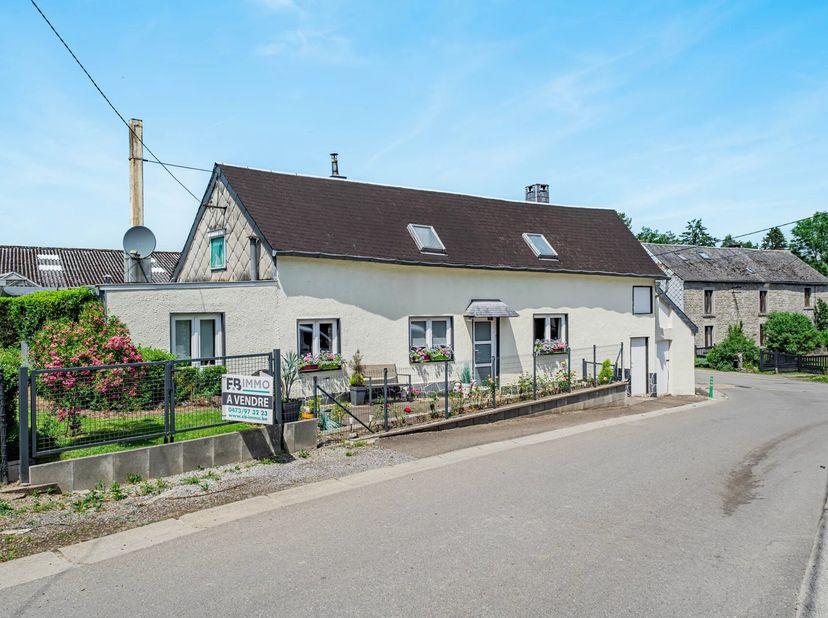 Sous option<br />
EBimmo vous propose cette charmante maison de style fermette avec jardin et garage, idéalement située au calme d'un petit village ty