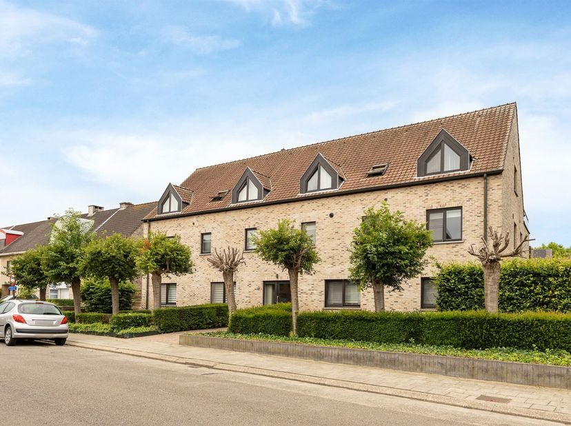 Gelegen in een rustige woonstraat bij centrum Borsbeek/grens Wommelgem, doch vlakbij Fort 2 en R11 met aansluiting E313.<br />
<br />
Indeling: inko