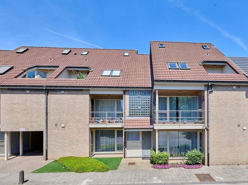 Midden in het centrum van Lommel vindt u dit verzorgde duplexappartement van 78 m² bewoonbare oppervlakte, verdeeld over twee verdiepingen.<br />
<br