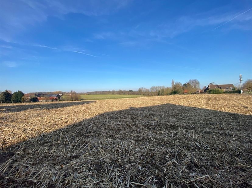 Prachtige bouwkavel van 13 are 49 centiares in het hart van het dorp Houtaing, op 10 minuten van Ath, met prachtig uitzicht over het platteland.<br />