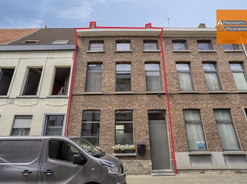 Karaktervolle herenwoning met stadkoer nabij de Brusselsepoort.<br />
<br />
Op zoek naar een woning met charme, authenticiteit en een topligging? D