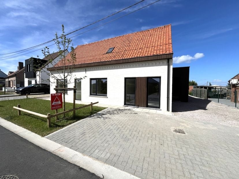 Deze unieke, volledig gerenoveerde woning is gelegen in een rustige en groene omgeving in Zonnebeke en geniet van een prachtig landelijk uitzicht. Dan