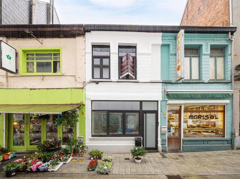 Midden in het hart van de stad, ligt deze pas vernieuwde woning met wit geschilderde voorgevel en hoge plafonds. Zowel de technieken (elektriciteit en