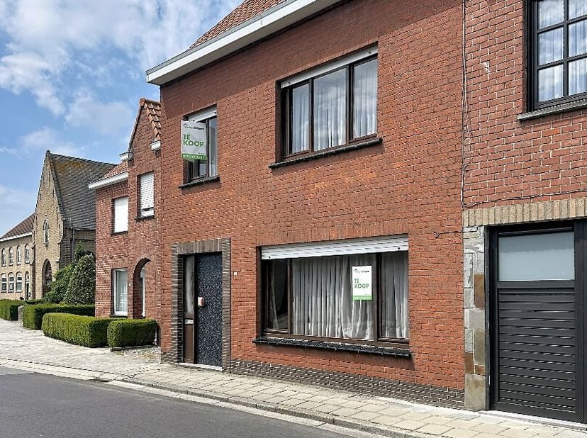 Op een boogscheut van het bruisende centrum van Diksmuide, in Beerst, bevindt zich deze solide woning op een vlot bereikbare ligging nabij tal van voo