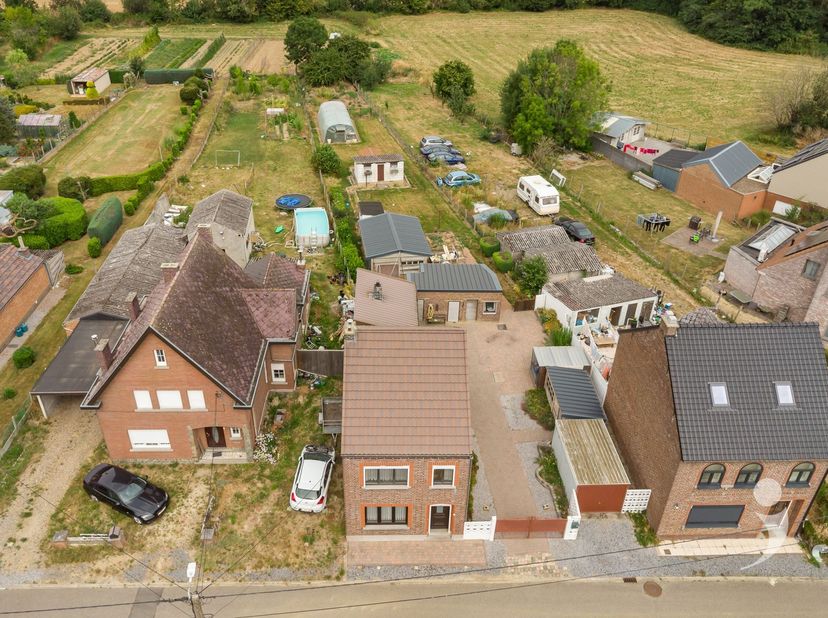 Bent u op zoek naar een woning die u volledig naar uw eigen smaak kunt renoveren? Dan is deze rustig gelegen gezinswoning aan Eindestraat 3 in Waanrod